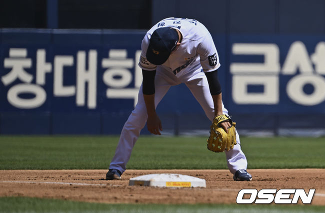 1회초 NC 다이노스 노진혁이 한화 이글스 노시환의 타구를 놓치고 실점한 후 아쉬워하고 있다. 2022.05.01 / foto0307@osen.co.kr