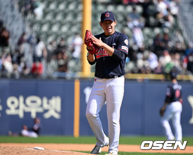 4회말 2사에서 롯데 김진욱이 LG 유강남의 좌익수 플라이에 호수비를 펼친 전준우에 박수를 보내고 있다. 2022.05.01 /jpnews@osen.co.kr