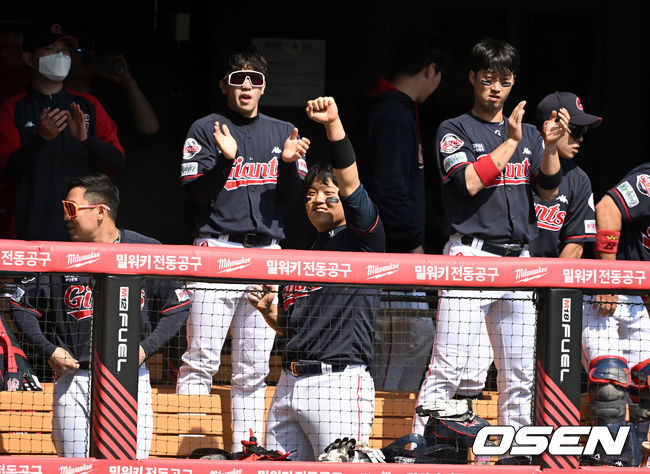 4회초 1사 3루에서 롯데 더그아웃의 선수들이 피터스의 좌익수 희생플라이에 기뻐하고 있다. 2022.05.01 /jpnews@osen.co.kr