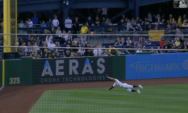 피츠버그 좌익수 제이크 마리스닉이 6회 김하성의 타구를 다이빙 캐치하고 있다. /MLBTV 캡처