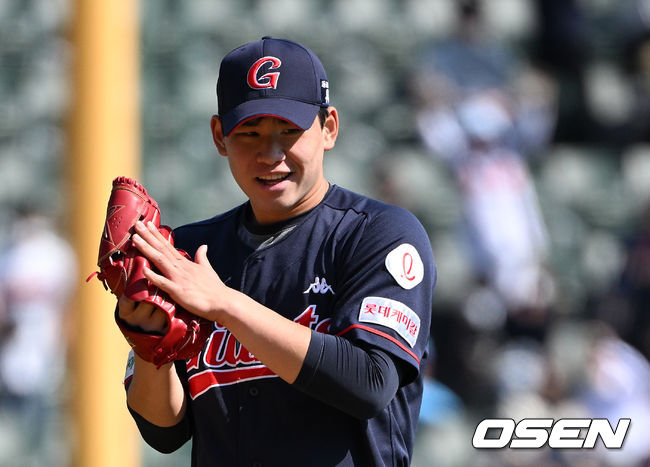 4회말 2사에서 롯데 김진욱이 LG 유강남의 좌익수 플라이에 호수비를 펼친 전준우에 박수를 보내고 있다. 2022.05.01 /jpnews@osen.co.kr