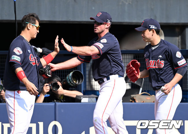 5회말 수비를 마치고 롯데 이대호가 호수비를 펼친 피터스와 하이파이브를 하고 있다. 2022.05.01 /jpnews@osen.co.kr