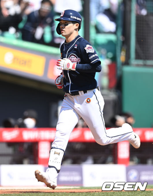 1일 오후 인천 미추홀구 SSG 랜더스필드에서 ‘2022 신한은행 SOL KBO리그’ SSG 랜더스와 두산 베어스의 경기가 열렸다. 2회초 1사 두산 조수행이 솔로 홈런을 날린 뒤 그라운드를 돌고 있다. 2022.05.01 /ksl0919@osen.co.kr