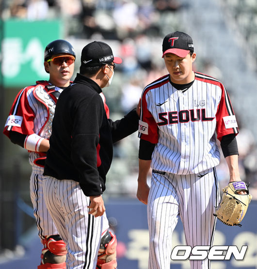 4회초 2사 1,2루에서 LG 임찬규가 교체되고 있다. 2022.05.01 /jpnews@osen.co.kr
