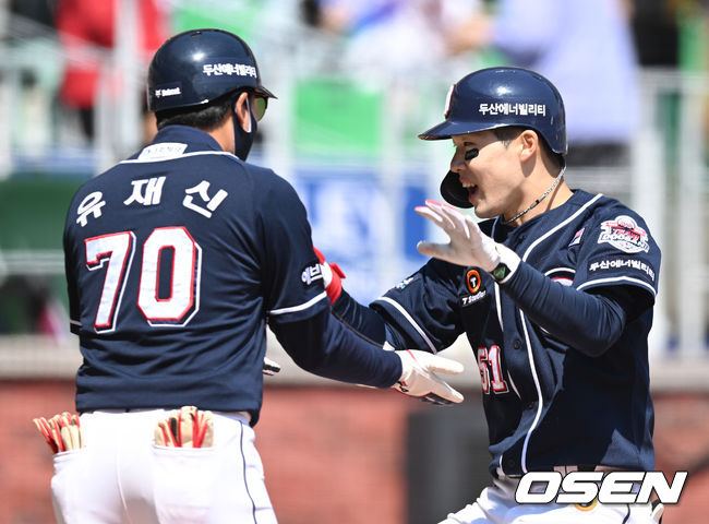 1일 오후 인천 미추홀구 SSG 랜더스필드에서 ‘2022 신한은행 SOL KBO리그’ SSG 랜더스와 두산 베어스의 경기가 열렸다. 2회초 1사 두산 조수행이 솔로 홈런을 날린 뒤 홈에서 유재신 코치와 하이파이브를 하고 있다. 2022.05.01 /ksl0919@osen.co.kr