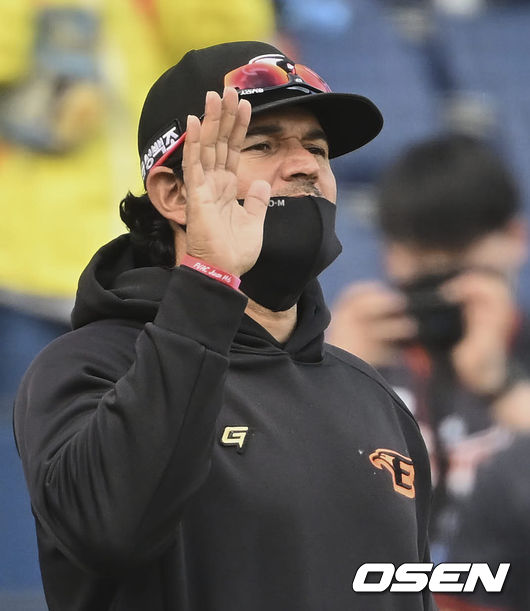 한화 이글스 수베로 감독이 NC 다이노스를 2-1로 누르고 승리한 후 선수들과 기쁨을 나누고 있다. 2022.05.01 / foto0307@osen.co.kr