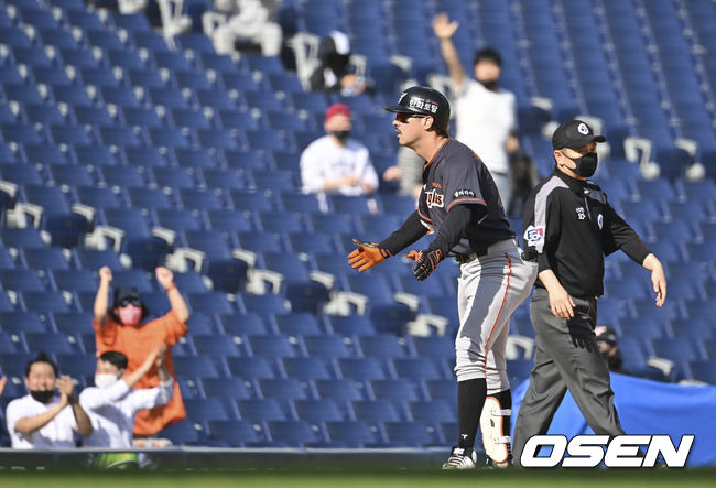 한화 이글스 터크먼이 8회초 중전 안타를 치고 중견수 실책때 3루까지 달려 세리머니를 하고 있다.2022.05.01 / foto0307@osen.co.kr