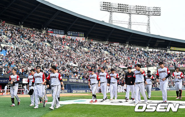 경기를 마치고 LG 선수들이 패배를 아쉬워하고 있다. 2022.05.01 /jpnews@osen.co.kr
