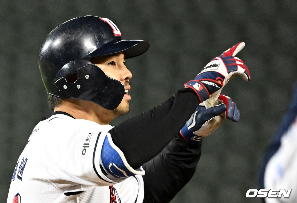 8회말 2사 2루에서 두산 오재원이 1타점 우중간 적시타를 날리고 기뻐하고 있다. 2022.04.27 /jpnews@osen.co.kr