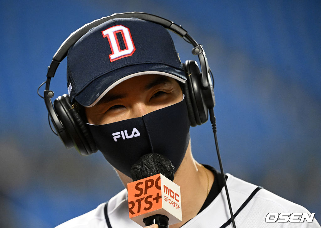 두산 오재원이 인터뷰를 하며 미소짓고 있다. 2022.04.27 /jpnews@osen.co.kr