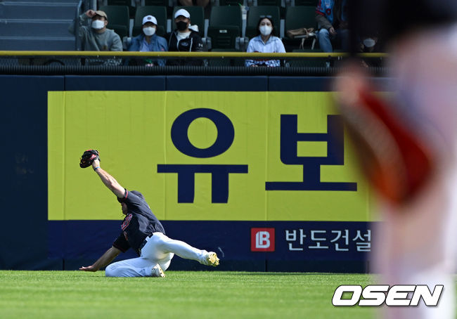 5회말 1사에서 롯데 피터스가 LG 이상호의 타구를 처리하고 있다. 2022.05.01 /jpnews@osen.co.kr