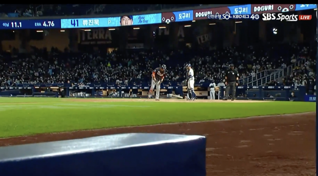 4월 30일 창원 NC전에서 삼진을 당하고 배트를 던진 하주석 /SBS스포츠 중계방송 캡쳐