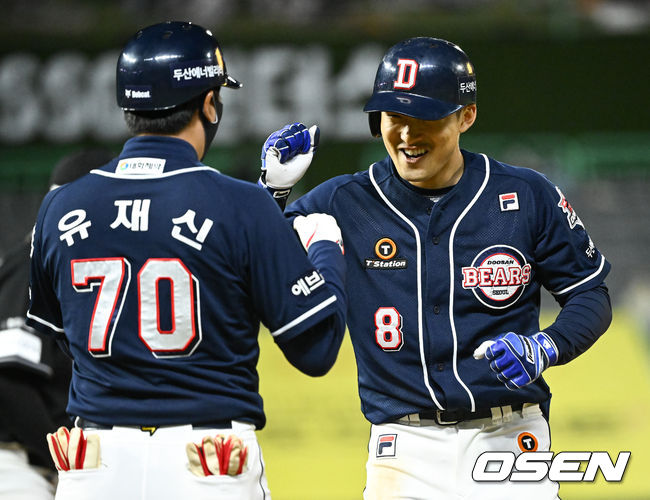 29일 오후 인천 SSG랜더스필드에서 ‘2022 신한은행 SOL KBO리그’ SSG 랜더스와 두산 베어스의 경기가 진행됐다.8회초 무사 3루 두산 안권수가 1타점 적시타를 날린뒤 유재신 코치와 하이파이브를 하고 있다. 2022.04.29 / soul1014@osen.co.kr