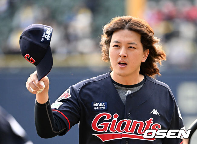 7회말 수비를 마친 롯데 김원중이 팬들에게 모자를 벗어 인사를 하고 있다. 2022.05.01 /jpnews@osen.co.kr