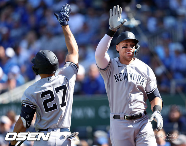 [사진] 애런 저지(오른쪽)가 홈런을 치고 난 뒤 지안카를로 스탠튼과 기뻐하고 있다. ⓒGettyimages(무단전재 및 재배포 금지)