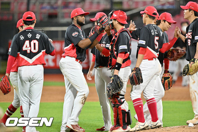 KIA 타이거즈 선수들이 승리를 따낸 후 하이파이브를 하고 있다. /OSEN DB 