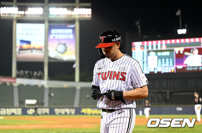 5회말 무사 1루 상황 LG 루이즈가 병살타를 친 뒤 아쉬워하며 더그아웃으로 향하고 있다. 2022.04.20 / dreamer@osen.co.kr