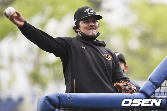 한화 이글스 수베로 감독이 배팅볼을 던지고 있다. 2022.04.29 / foto0307@osen.co.kr