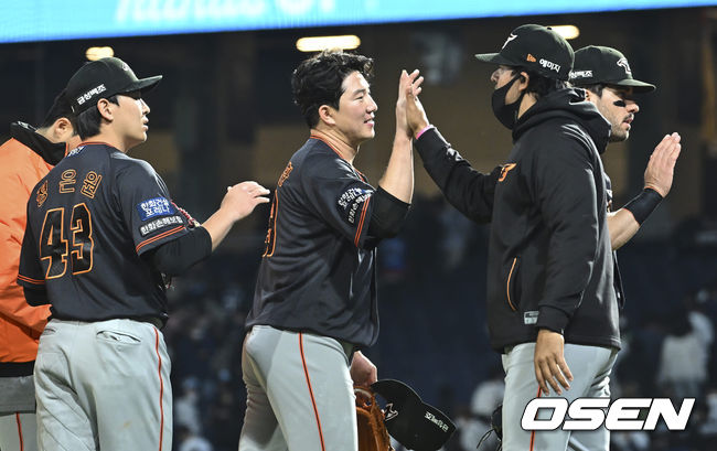 한화 이글스 수베로 감독이 NC 다이노스를 2-0으로 누르고 선수들과 하이파이브를 하고 있다. 2022.04.30