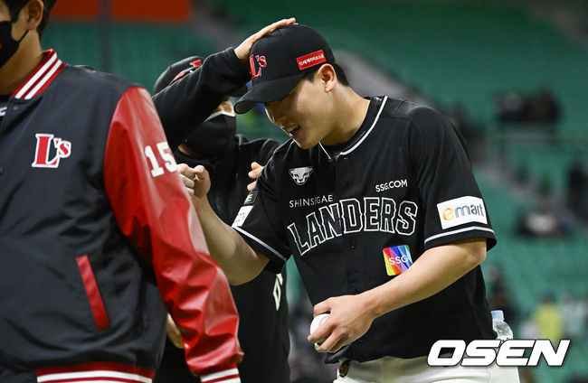 경기종료 후 승리투수가 된 SSG 조요한 이 데뷔 첫승 기념구를 든채 코칭스태프의 축하를 받고 있다.  2022.04.29 / soul1014@osen.co.kr