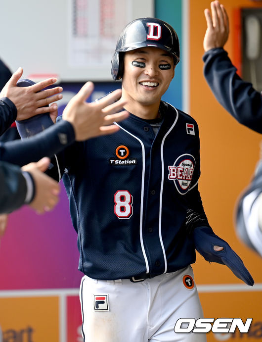 두산이 모처럼 투타 조화를 앞세워 연패를 끊어냈다.두산 베어스는 1일 인천SSG랜더스필드에서 열린 2022 신한은행 SOL KBO리그 SSG 랜더스와의 시즌 3차전에서 9-0으로 승리했다.9회초 무사 1루 두산 페르난데스의 2점 홈런 때 1루 주자 안권수가 더그아웃에서 동료 선수들과 기쁨을 나누고 있다. 2022.05.01 /ksl0919@osen.co.kr