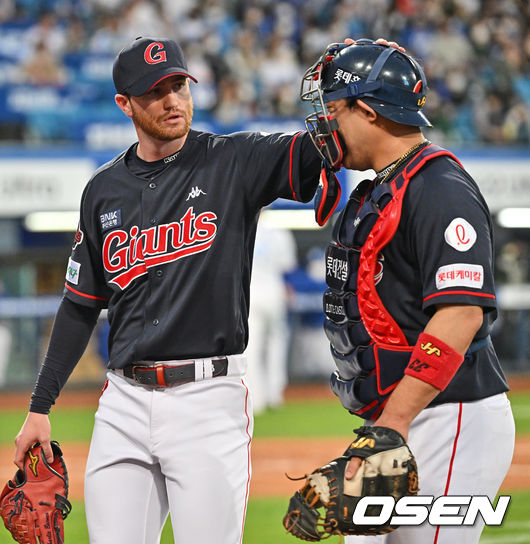 롯데 외국인 투수 반즈와 포수 지시완. /OSEN DB