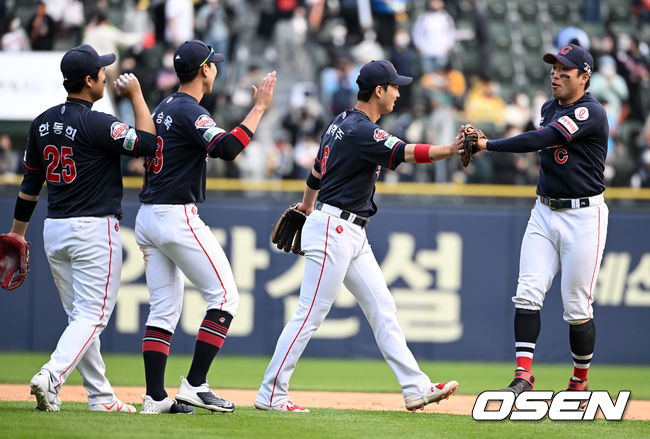 경기를 마치고 롯데 선수들이 승리를 기뻐하고 있다. 2022.05.01 /jpnews@osen.co.kr