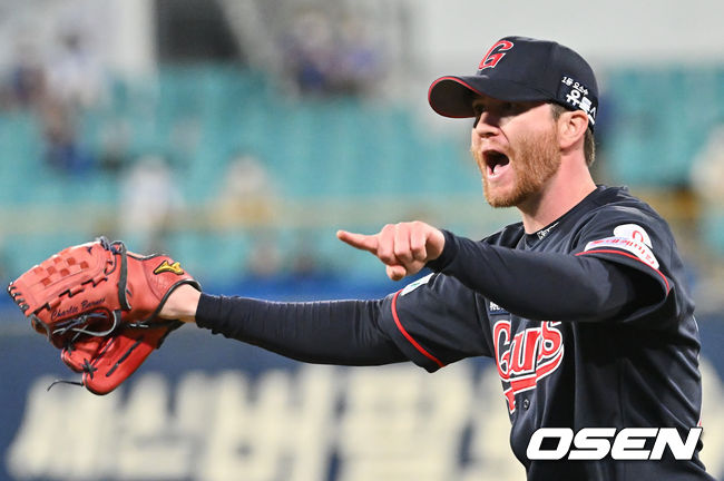 롯데 자이언츠 반즈가 7회말 2사 1,2루 김지찬의 1루 땅볼때 베이스 커버를 들어가 아웃시켰으나 세이프 판정이 나자 비디오 판독을 요구하고 있다. 2022.04.22 / foto0307@osen.co.kr