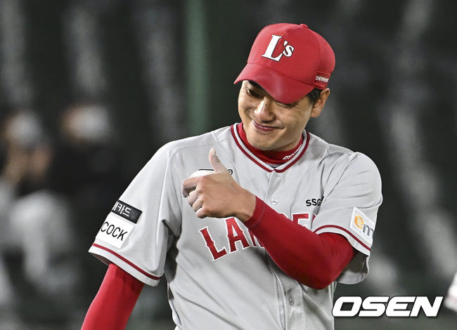 SSG 랜더스 김광현이 6회말 무사 1루 정훈을 유격수 병살로 잡고 활짝 웃으며 엄지를 들고 있다. 2022.04.27 / foto0307@osen.co.kr