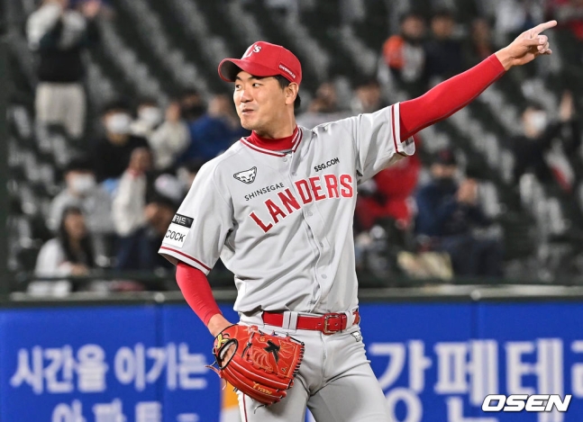 27일 부산 사직구장에서 ‘2022 신한은행 SOL KBO리그’ 롯데 자이언츠와 SSG 랜더스의 경기가 열렸다.SSG 랜더스 김광현이 6회말 이대호를 고의사구로 걸러고 피터스를 유격수 앞 땅볼로 잡고 환호하고 있다. 2022.04.27 / foto0307@osen.co.kr