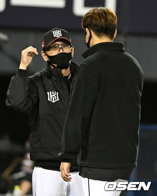 KT 위즈 이강철 감독과 소형준 / OSEN DB