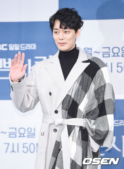 27일 오후 서울 마포구 상암동 MBC 골든마우스홀에서 MBC 새 아침드라마 '나쁜사랑' 제작발표회가 진행됐다.<br /><br />'나쁜사랑'은 거대한 운명의 소용돌이 한가운데서 사투를 벌이는 여인의 이야기인 동시에, 조건 없는 사랑을 베푸는 모성에 대한 이야기로 오는 12월 2일 첫 방송된다.<br /><br />전승빈이 포즈를 취하고 있다 /soul1014@osen.co.kr