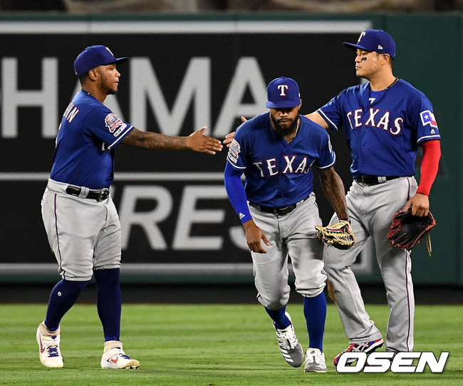 2019년 텍사스 시절 추신수(오른쪽)가 승리 후 윌리 칼훈(왼쪽)과 승리의 기쁨을 나누고 있다. /OSEN DB