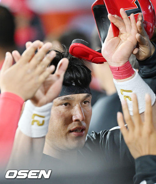 KIA 타이거즈 박동원이 홈런을 때리고 동료의 축하를 받고 있다./OSEN DB