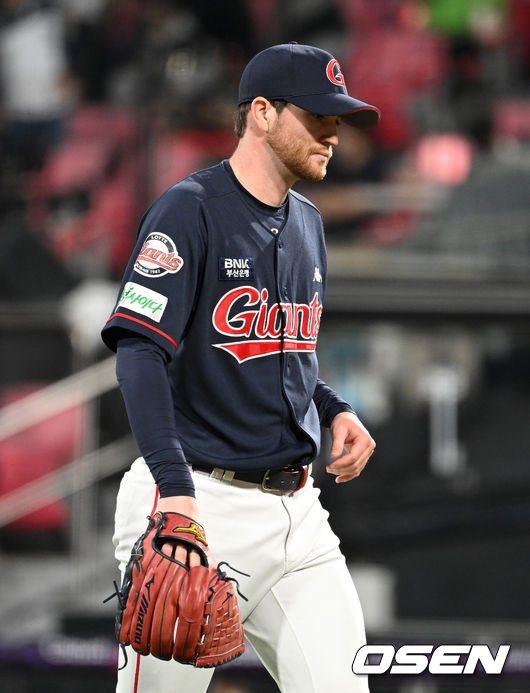 3일 오후 수원 KT 위즈파크에서 2022 신한은행 SOL KBO리그 KT 위즈와 롯데 자이언츠의 경기가 열렸다.3회말 2사 1루에서 KT 신본기를 삼진으로 처리하고 더그아웃으로 가고 있다. 2022.05.03 /sunday@osen.co.kr