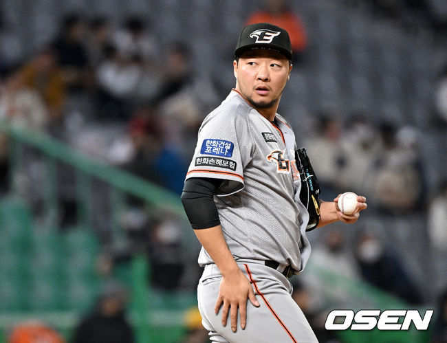 3일 오후 인천 SSG랜더스필드에서 ‘2022 신한은행 SOL KBO리그’ SSG 랜더스와 한화 이글스의 경기가 열렸다.7회말 1사 2루 상황 SSG 김강민에게 1타점 좌중간 2루타를 내준 한화 투수 김범수가 아쉬워하고 있다. 2022.05.03 / dreamer@osen.co.kr