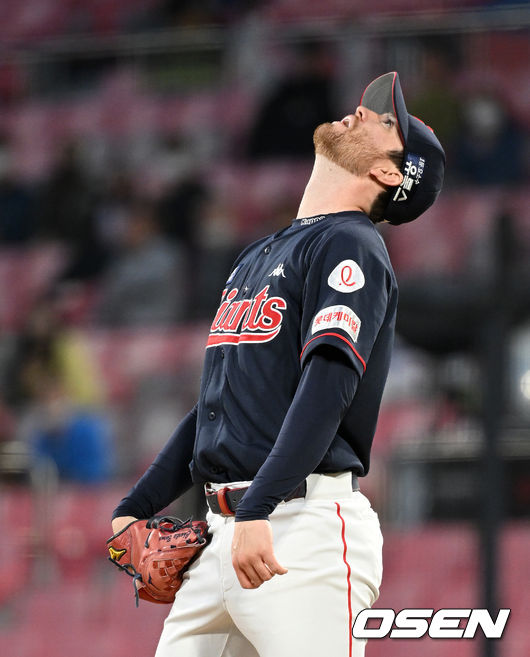 3일 오후 수원 KT 위즈파크에서 2022 신한은행 SOL KBO리그 KT 위즈와 롯데 자이언츠의 경기가 열렸다.3회말 2사 1,3루에서 롯데 반즈가 KT 황재균의 타구를 바라보고 있다. 이 타구는 외야진 사이에 떨어져 적시타가 됐다. 2022.05.03 /sunday@osen.co.kr