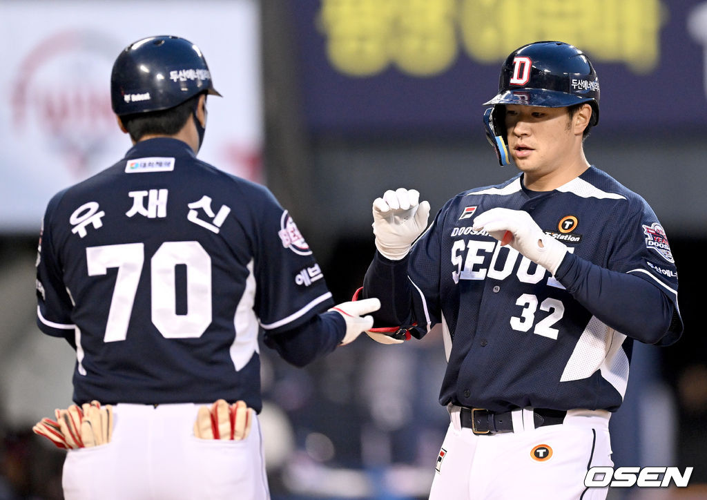 3일 오후 서울 잠실야구장에서 ‘2022 신한은행 SOL KBO리그’ LG 트윈스와 두산 베어스의 경기가 열렸다. 4회초 2사 두산 김재환이 선취 솔로 홈런을 날린 뒤 홈에서 유재신 코치와 하이파이브를 하고 있다. 2022.05.03 /ksl0919@osen.co.kr