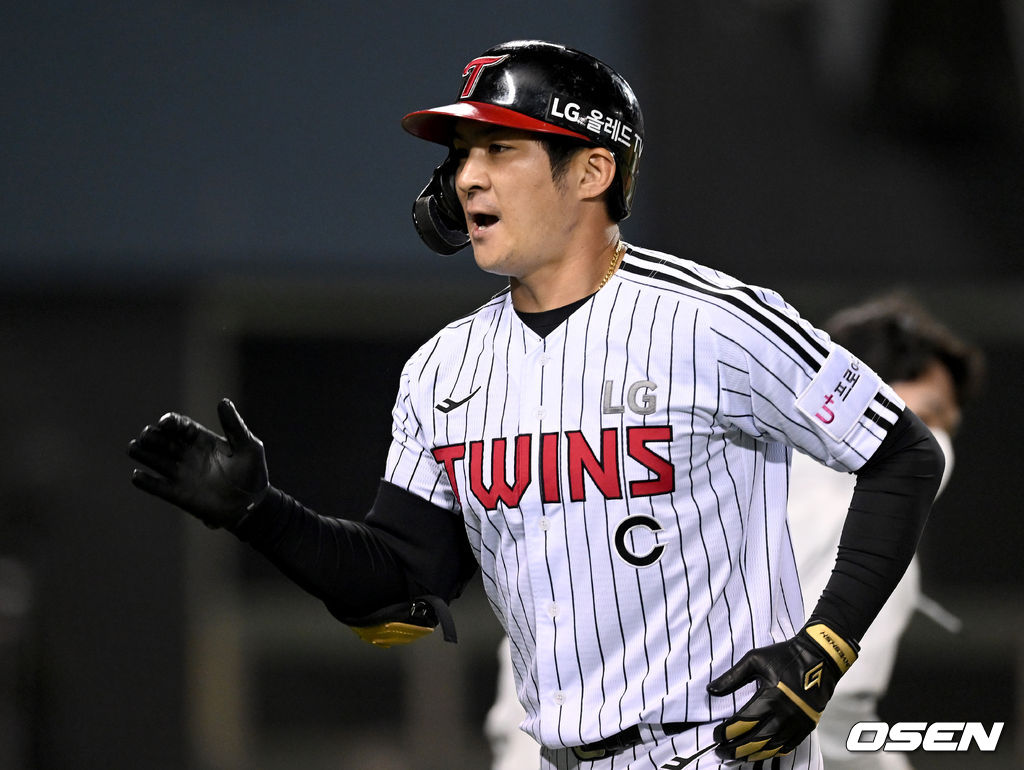 3일 오후 서울 잠실야구장에서 ‘2022 신한은행 SOL KBO리그’ LG 트윈스와 두산 베어스의 경기가 열렸다. 5회말 LG 선두타자 오지환이 동점 솔로 홈런을 날린 뒤 기뻐하고 있다. 2022.05.03 /ksl0919@osen.co.kr