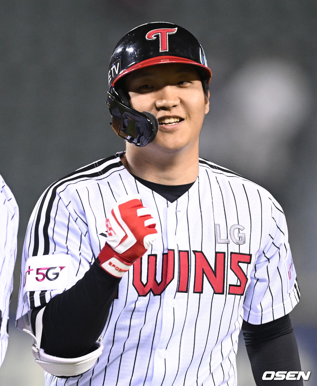 3일 오후 서울 잠실야구장에서 ‘2022 신한은행 SOL KBO리그’ LG 트윈스와 두산 베어스의 경기가 열렸다. 8회말 1사 3루 LG 문보경이 희생플라이를 날린 뒤 기뻐하고 있다. 3루 주자 김현수가 홈쇄도해 득점을 올렸다. 2022.05.03 /ksl0919@osen.co.kr