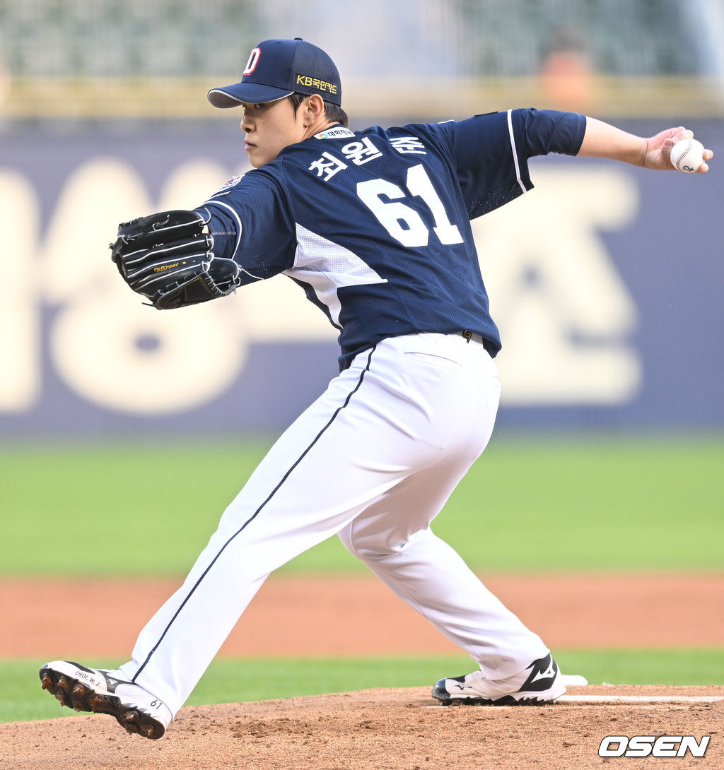 3일 오후 서울 잠실야구장에서 ‘2022 신한은행 SOL KBO리그’ LG 트윈스와 두산 베어스의 경기가 열렸다. 1회말 두산 선발 최원준이 마운드에 올라 힘차게 공을 뿌리고 있다. 2022.05.03 /ksl0919@osen.co.kr