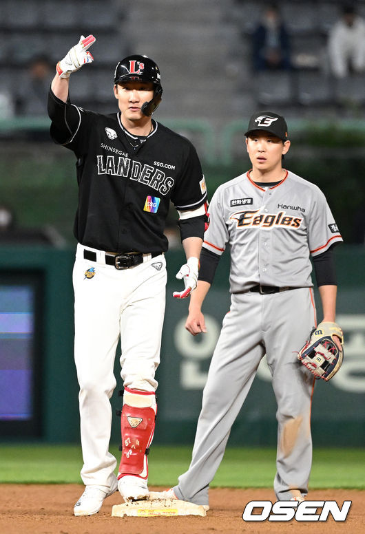 7회말 1사 2루 상황 SSG 오태곤이 역전 1타점 왼쪽 2루타를 날리고 2루에 안착해 기뻐하고 있다. 2022.05.03 / dreamer@osen.co.kr