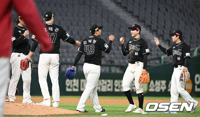 SSG 랜더스가 한화 이글스를 꺾고 올해 KBO리그 20승에 선착했다.SSG는 3일 인천SSG랜더스필드에서 열린 2022 신한은행 SOL KBO리그 한화와 시즌 4차전에서 4-2 승리를 거뒀다.SSG는 한화전 2연승에 성공했다. 연패 없이 선두를 달리다가 지난달 22일(0-2 패배), 23일 2-9 패배를 당한 바 있다. 원정 3연전 마지막 날에는 3-1 승리를 거뒀다. 이후 홈 3연전 첫날 한화를 잡았고, 20승 1무 6패로 선두를 달리고 있다.경기를 마치고 승리한 SSG 선수들이 하이파이브를 나누고 있다. 2022.05.03 / dreamer@osen.co.kr