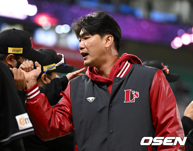 경기를 마치고 한·미 개인 통산 150승 달성을 달성한 SSG 투수 김광현이 코칭스태프 및 동료들과 인사를 나누고 있다. 2022.05.03 / dreamer@osen.co.kr