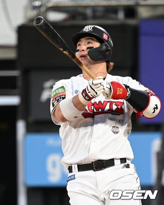 3일 오후 수원 KT 위즈파크에서 2022 신한은행 SOL KBO리그 KT 위즈와 롯데 자이언츠의 경기가 열렸다.3회말 2사 1루에서 KT 박병호가 좌월 투런 홈런을 치고 있다. 2022.05.03 /sunday@osen.co.kr