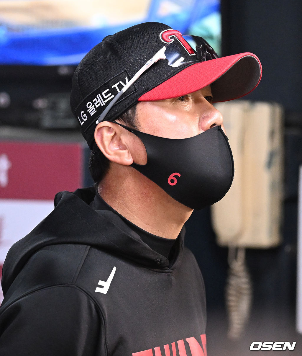 LG 트윈스가 짜릿한 역전승을 거뒀다.LG는 3일 서울 잠실구장에서 열린 ‘2022 신한은행 SOL KBO리그’ 두산 베어스와의 경기에서 4-3 역전승을 거뒀다. 이날 승리로 LG는 3연패에서 벗어났다.9회초 2사 LG 류지현 감독이 경기를 지켜보고 있다. 2022.05.03 /ksl0919@osen.co.kr