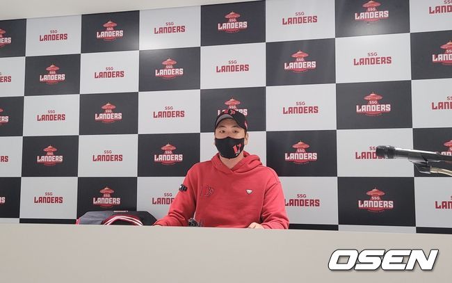 SSG 에이스 김광현이 KBO 개인 140승 달성 후 인터뷰하고 있다. /knightjisu@osen.co.kr