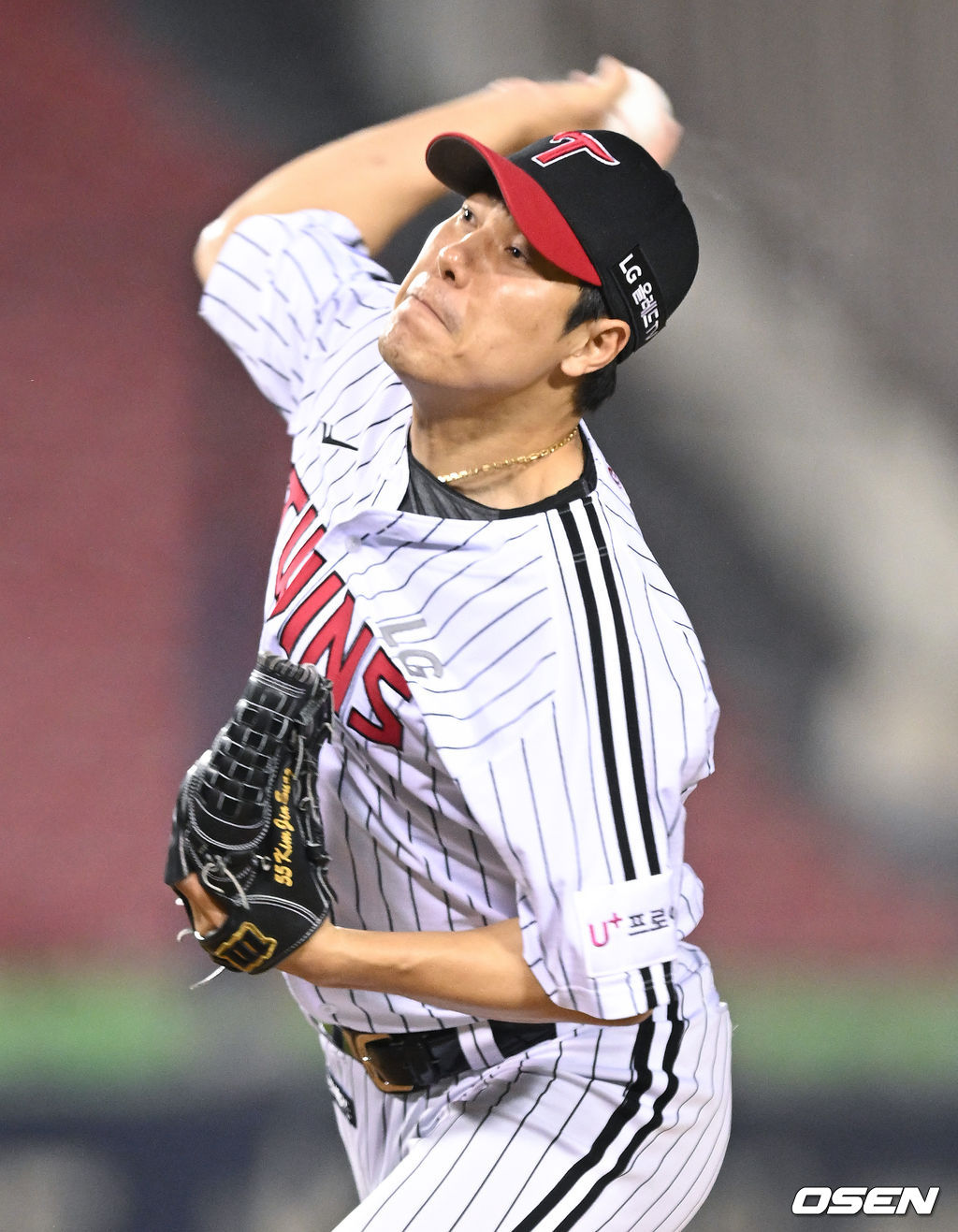 LG 트윈스가 짜릿한 역전승을 거뒀다.LG는 3일 서울 잠실구장에서 열린 ‘2022 신한은행 SOL KBO리그’ 두산 베어스와의 경기에서 4-3 역전승을 거뒀다. 이날 승리로 LG는 3연패에서 벗어났다.8회초 두산 김진성이 마운드에 올라 힘차게 공을 뿌리고 있다. 2022.05.03 /ksl0919@osen.co.kr