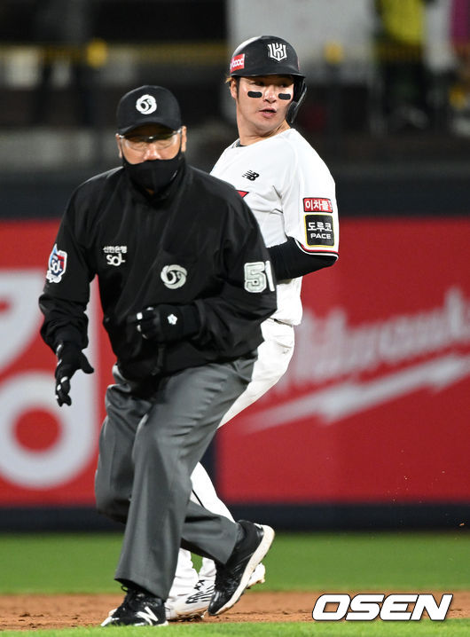 KT 위즈는 3일 수원KT위즈파크에서 열린 2022 신한은행 SOL KBO리그 롯데 자이언츠와의 시즌 4차전에서 10-5로 승리했다.KT는 3연전 기선제압과 함께 2연패에서 탈출하며 시즌 12승 14패를 기록했다. 반면 최근 5연승, 원정 8연승이 좌절된 롯데는 15승 1무 10패가 됐다.7회말 1사 1,3루에서 KT 박병호가 도루에 성공하고 있다. 2022.05.03 /sunday@osen.co.kr