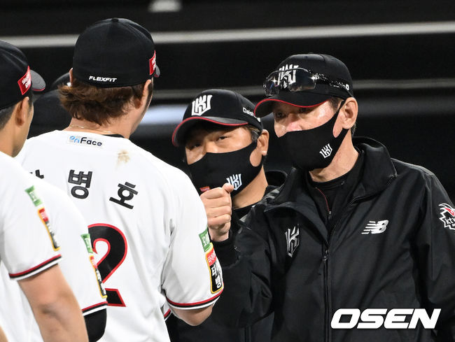 KT 위즈는 3일 수원KT위즈파크에서 열린 2022 신한은행 SOL KBO리그 롯데 자이언츠와의 시즌 4차전에서 10-5로 승리했다.KT는 3연전 기선제압과 함께 2연패에서 탈출하며 시즌 12승 14패를 기록했다. 반면 최근 5연승, 원정 8연승이 좌절된 롯데는 15승 1무 10패가 됐다.경기 후 KT 박병호가 이강철 감독과 승리의 기쁨을 나누고 있다. 2022.05.03 /sunday@osen.co.kr